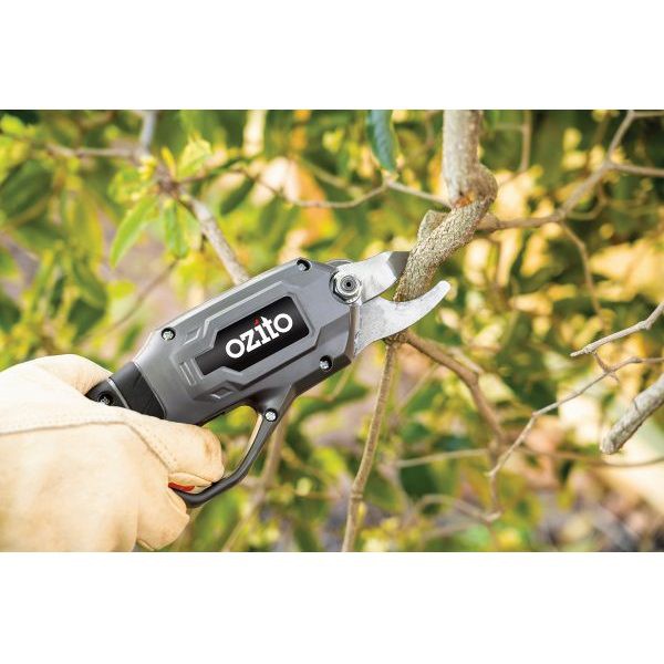 OCPS-036 Máy cắt nhánh cây cầm tay dùng pin OZITO