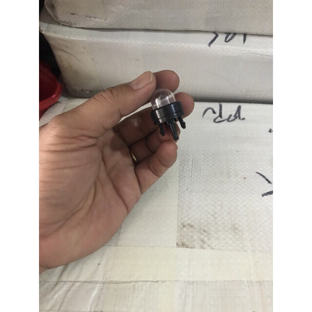 Đế  vú bơm xăng máy cưa xích