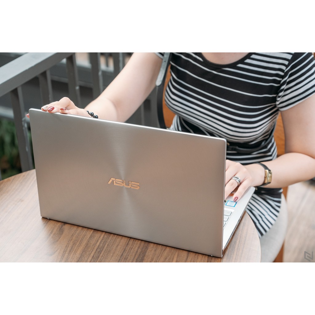 Máy tính Asus ZenBook 15 UX533FD (Core i5-8265U 8CPU, DDR4 8GB, SSD 256GB, GeForce GTX 1050 Max-Q, MH 15.6' FHD)