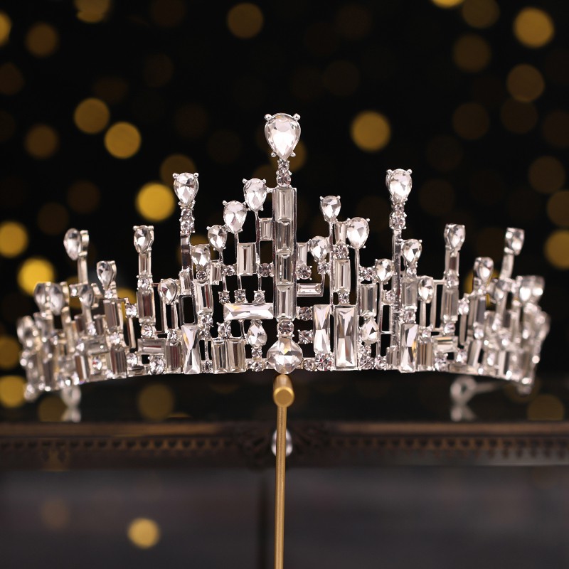 Vương miện đính đá sang trọng cho cô dâu