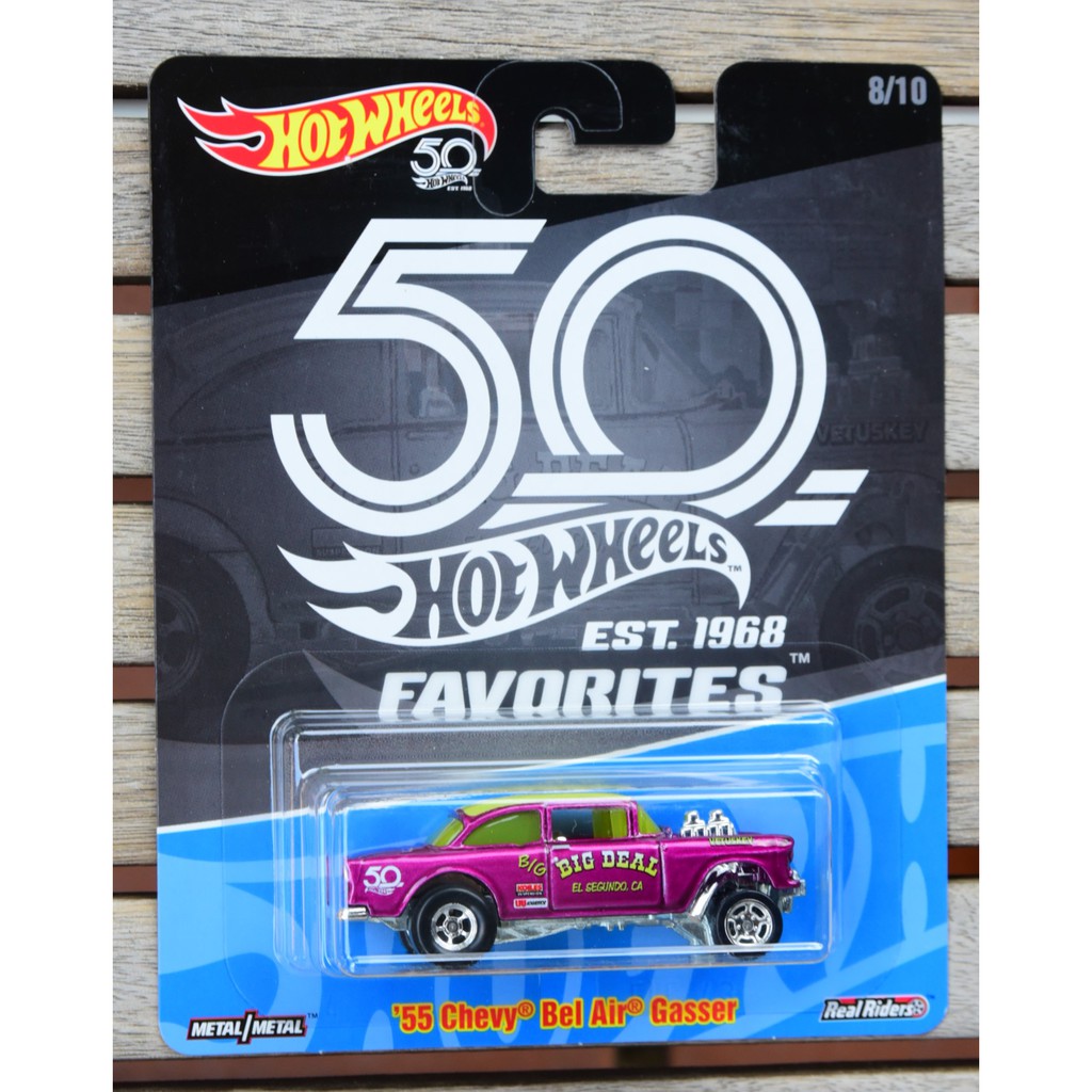 Xe ô tô mô hình tỉ lệ 1:64 Hot Wheels bánh cao su kỉ niệm 50 năm '55 Chevy Bel Air Gasser ( màu hồng )