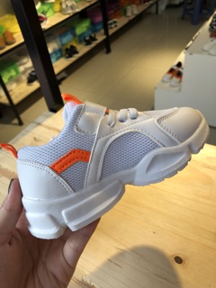 Giày sneaker trắng cam