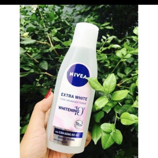Nước hoa hồng dưỡng trắng và se khít lỗ chân lông NIVEA extra 200ml