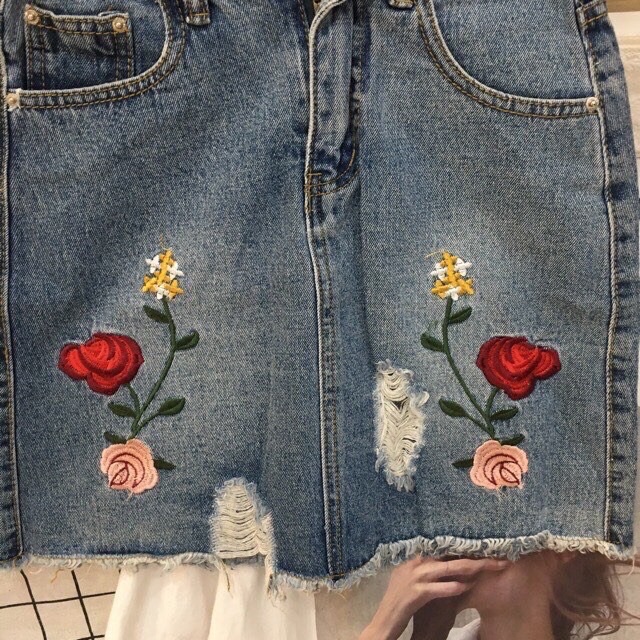 Váy jeans thêu hoa hồng