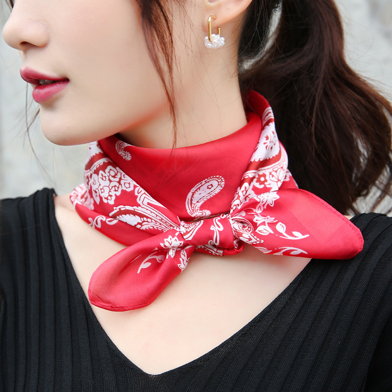 Khăn vuông nữ Baroque cổ điển Khăn lụa mỏng xuân thu mùa đông màu đỏ cổ áo Hàn Quốc trang trí đa năng tiếp viên hàng khô