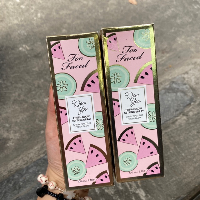 XỊT KHOÁNG TOO FACED TUTTI FRUTTI DEW YOU FRESH GLOW SETTING SPRAY.