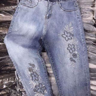 Quần jeans thêu hoa xuất Hàn
