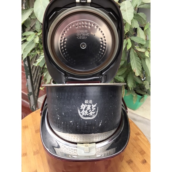 Nồi cơm điện cao tần hút chân không Toshiba RC-18VRE 1.8L  - THANH LÝ