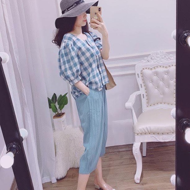 Set xanh mát mắt, quần ngố xếp ly phối áo kẻ sọc xanh.