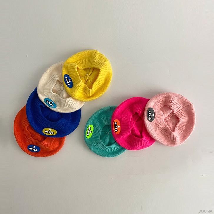 Mũ beret dệt kim màu trơn hoạ tiết chữ cho bé