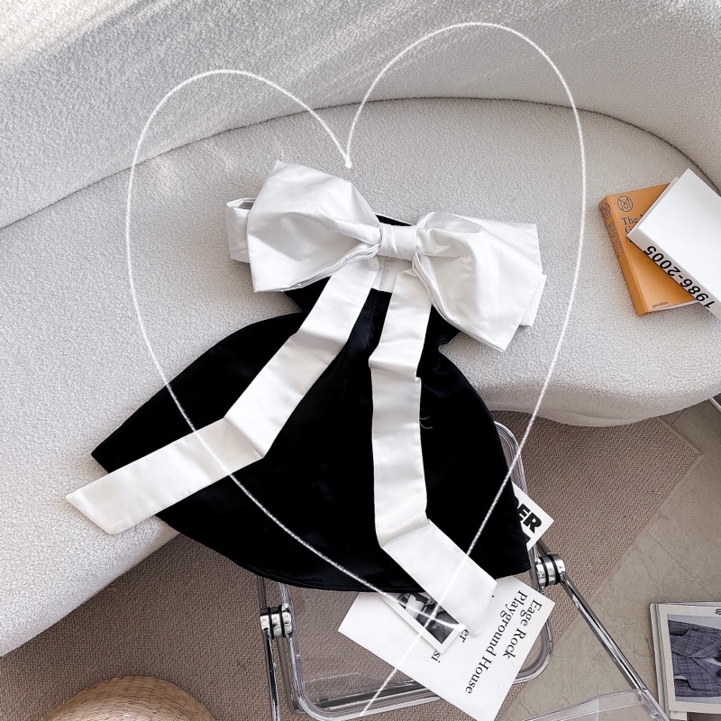 Đầm đen bẹt vai gấp trắng đính nơ lưng to | BigBuy360 - bigbuy360.vn