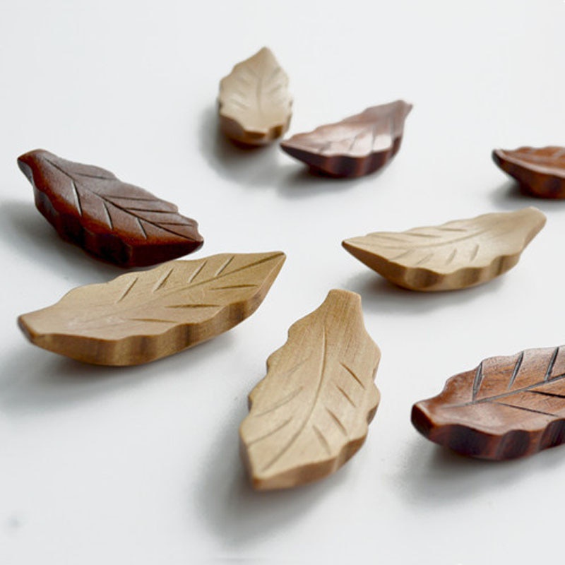 Giá đỡ đũa muỗng nĩa hình chiếc lá bằng gỗ