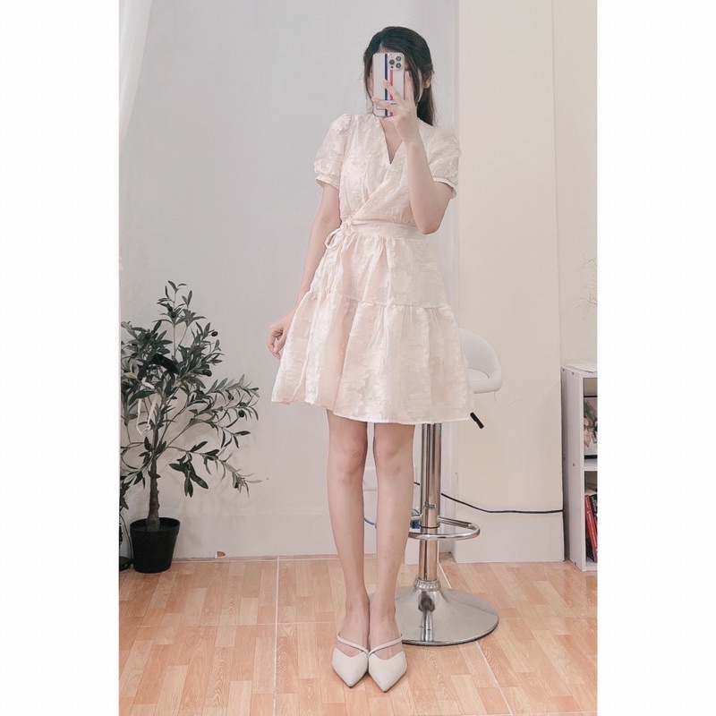 Đầm Váy Cổ Chữ V Tay Bồng Vải Hoa Nổi Thắt Eo 2 Lớp Dày Dặn Kozoda D38