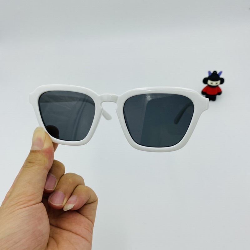 Kính mát màu thời trang unisex nam nữ gọng trắng tròng đen. Kính Mắt Elily