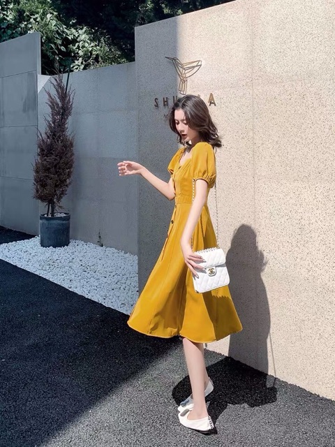 Đầm dáng suông đính nút cổ vuông trễ vai đều được
