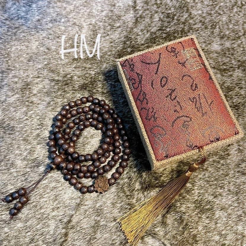 Vòng trầm 108 hạt mix charm hoa sen vàng