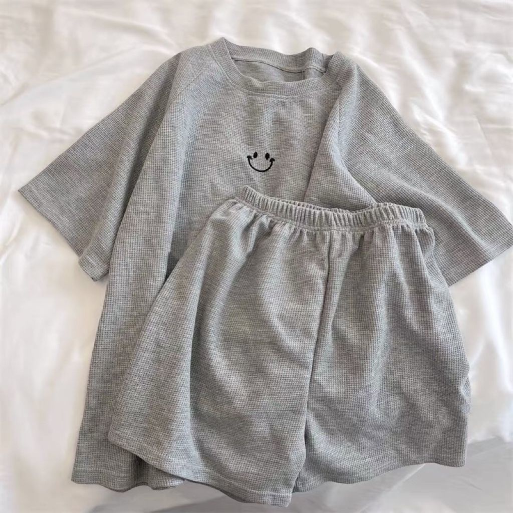 Bộ Đồ Ngủ Áo Tay Ngắn Phối Quần Short Vải Lụa Lạnh Mỏng Dáng Rộng Thoải Mái Thời Trang Mùa Hè Cho Học Sinh