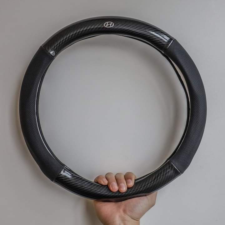 Bọc vô lăng ô tô Da vân Carbon kiểu dáng thể thao logo hãng xe,không gây mùi, chống trơn trượt