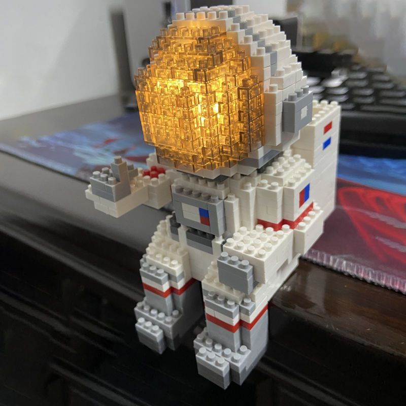 Đồ Chơi Lắp Ráp Kiểu Lego Hộp Đựng Bút Phi Hành Gia Với 1588 Mảnh Ghép,Có Đèn Led Trang Trí Bàn Học