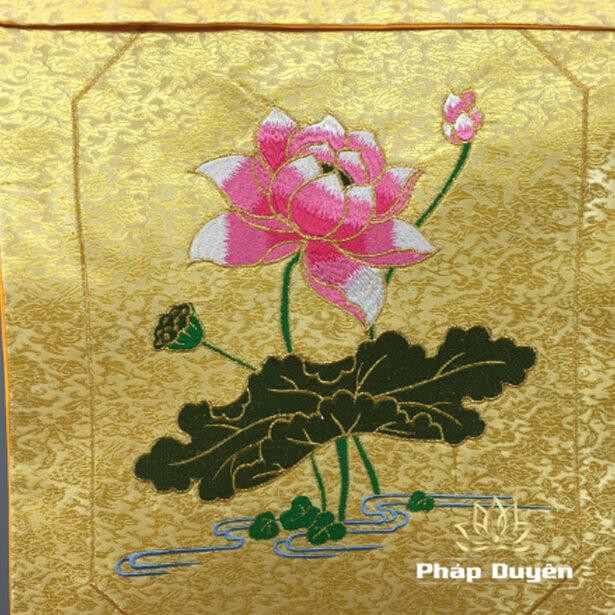 Cờ Giới Định Chân Hương Mầu Vàng Thêu Hoa Sen 36x60cm