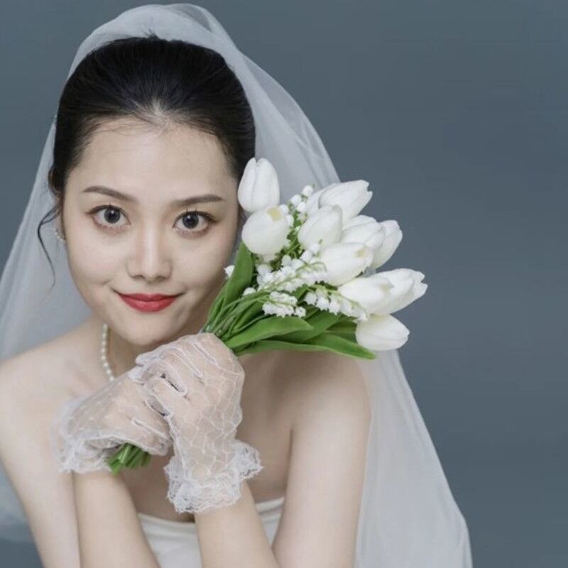 Bó Hoa Sen Cầm Tay Màu Trắng Dùng Chụp Ảnh Cưới Phong Cách Hàn Quốc