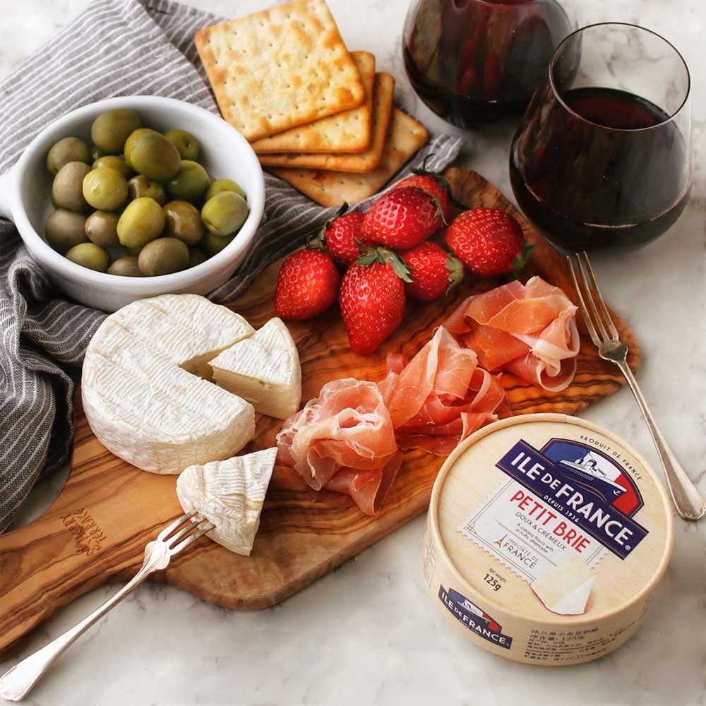Phô Mai Ile De France Petit Brie Elle &amp; Vire hộp 125gr
