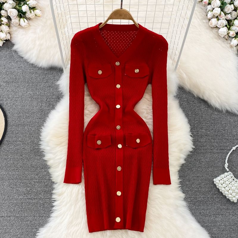 Đầm len body cổ V đính nút