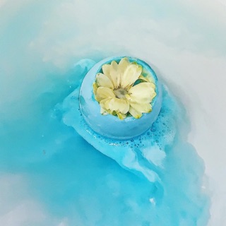 Bom tắm Floating Flower bath bomb - LUSH