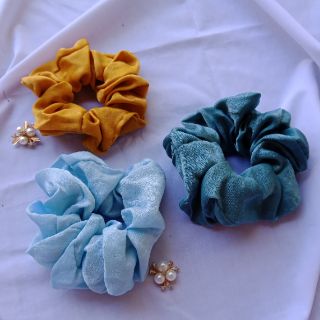 Cột tóc vải Scruschies nhiều màu.
