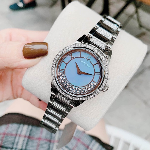Đồng hồ nữ Bulova Xanh nhạt dây bạc . Cầu kỳ với đá swarovski lấp lánh