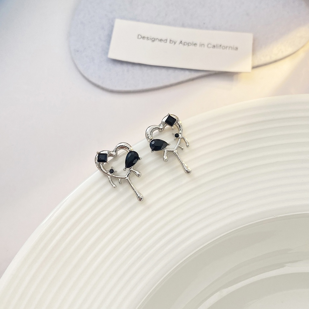 Khuyên Tai Nữ Hình Trái Tim Màu Đen Thời Trang