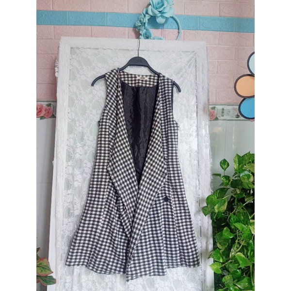 Đầm / áo gile dáng dài caro trắng đen size S M rất xinh hàng secondhand Korea