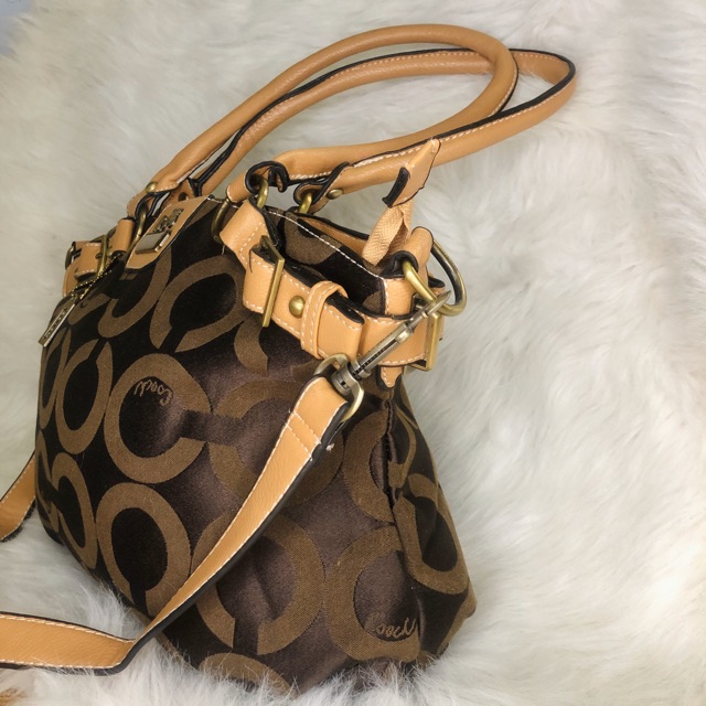 Xách tay có dây đeo chéo.Hiệu Coach