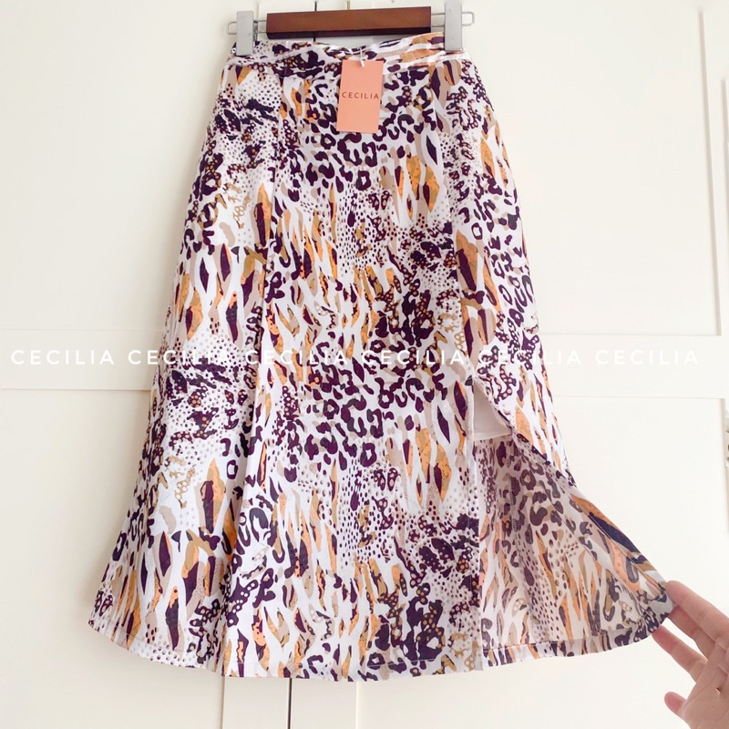 Chân váy CECILIA lụa hoạ tiết, có lót lụa habutai, dáng suông A không ôm, xẻ gối 1 bên, dài váy 70cm, size S M L