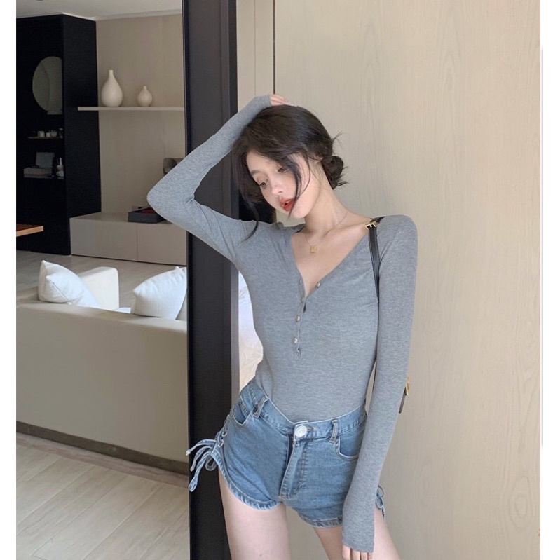 [Mã 11FASHIONSALE1 giảm 10K đơn 50K] Áo thun nữ tay dài dáng ôm cúc đóng ngực Michi,áo croptop tay dài cổ tim | WebRaoVat - webraovat.net.vn