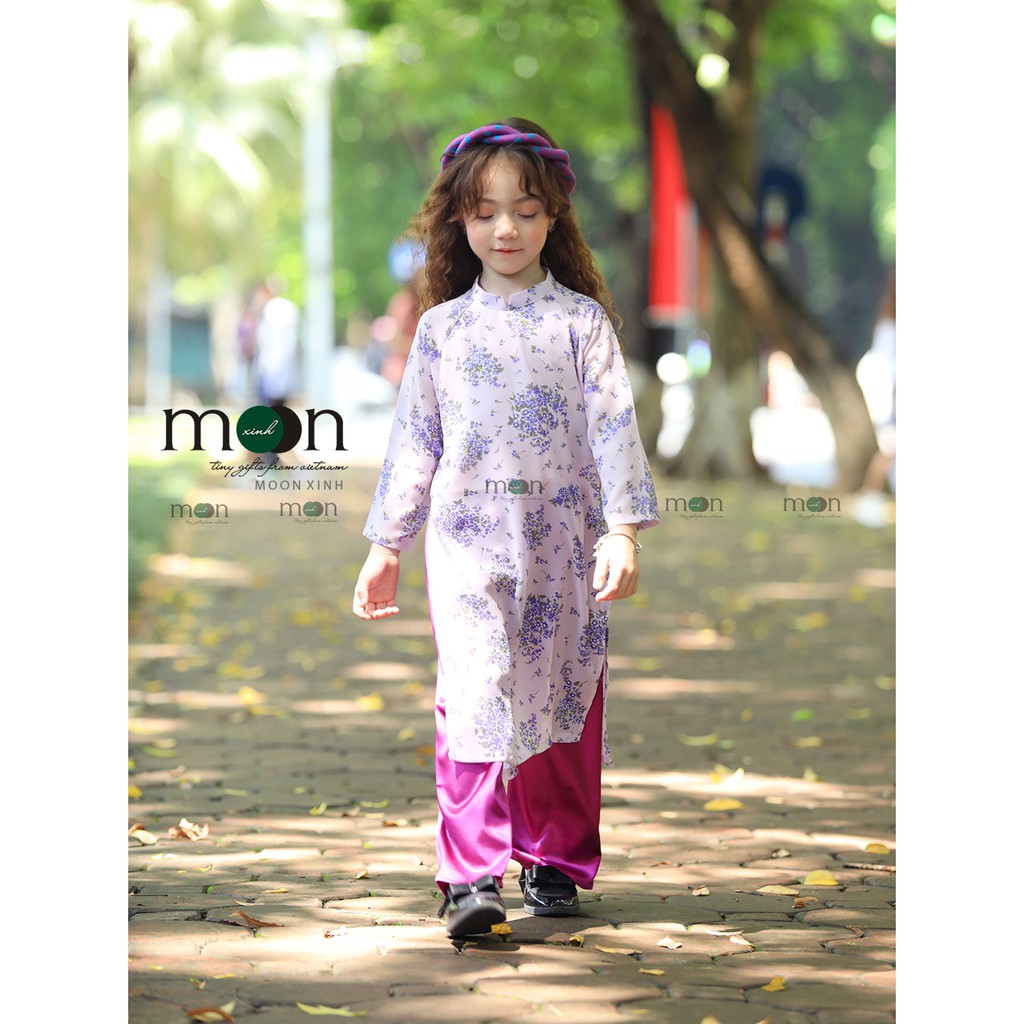 Áo dài voan truyền thống cho bé gái VNS 331 Moon Xinh, Họa tiết hoa nhí nổi bật trên màu tím pastel, Nhẹ và thoáng mát