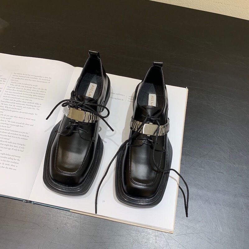 Giày oxford mũi vuông có phụ kiện kim loại