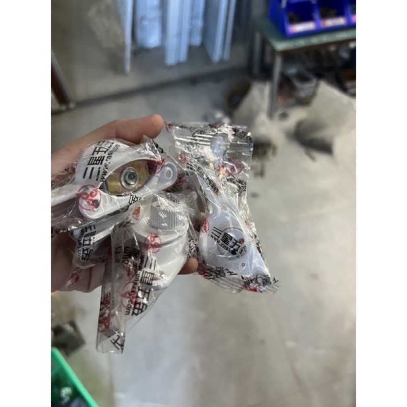Chốt khoá sò xanh đỏ, khoá bán nguyệt dùng cho cửa nhôm-1 cái
