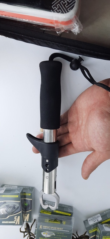 Kẹp cá sắc bén- Phụ kiện cần thiết