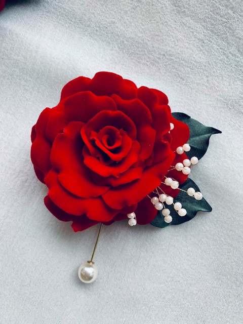 Hoa hồng nhung cài áo