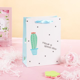Túi giấy đựng quà tặng cỡ vừa có quai lụa họa tiết xương rồng chất liệu bìa cứng cán mờ cứng cáp BMBooks