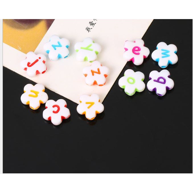 gói 30/85/150 hạt nhưa cánh hoa in chữ cái màu
