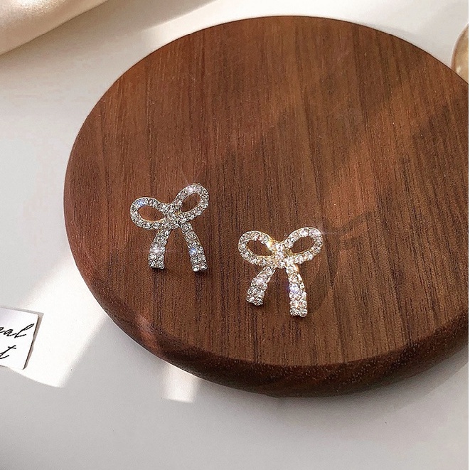 Khuyên tai đính đá kim cương nhân tạo tinh tế