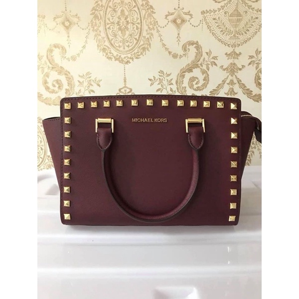 👜giỏ m.k 💎Giỏ Màu đỏ Merlot rất hiếm  💎size này rất đẹp và chuẩn  💎Thiết kế Đường viền chạm đinh sang trọng