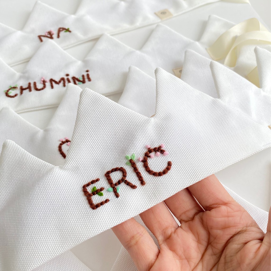 Vương miện thêu tên bé by l.min