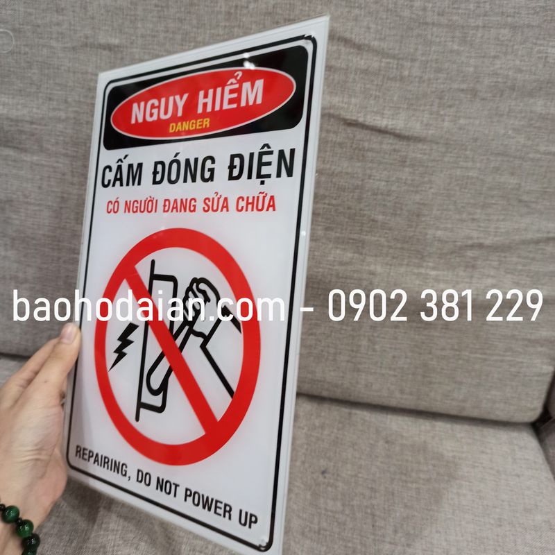 Biển báo mica dán decal Đang sửa chữa Cấm đóng điện KT 20x30cm
