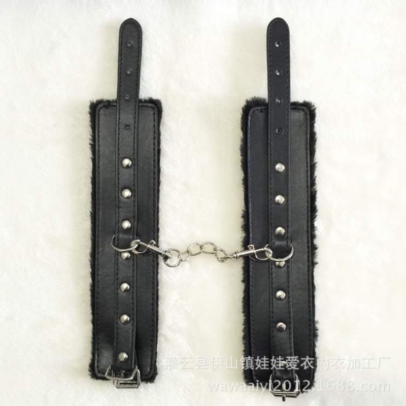 Bộ vòng tay lót lông chất liệu da PU mix lông mềm mại mà siêu chắc chắn | BigBuy360 - bigbuy360.vn