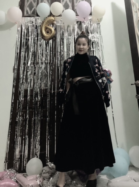 Váy lệch vai nhung đen.