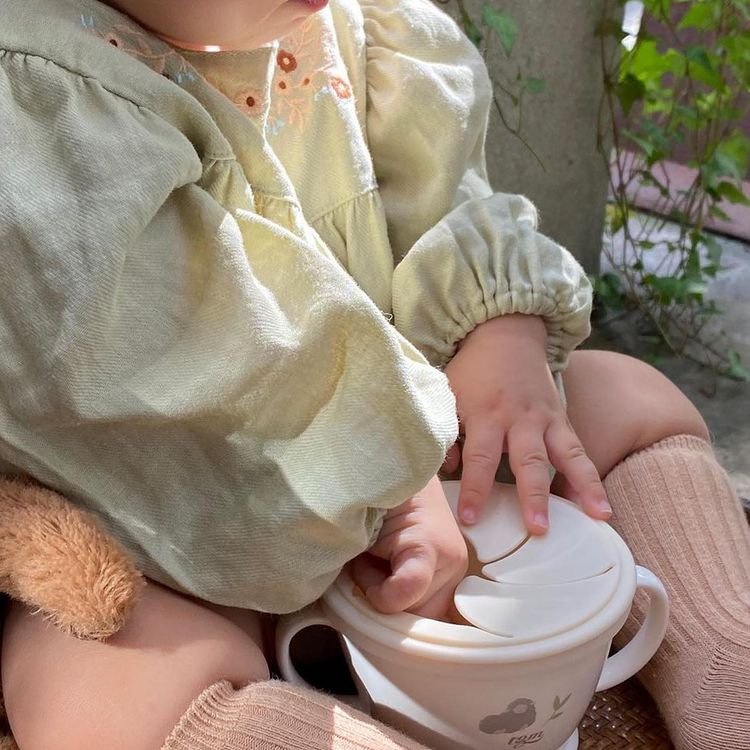 Cốc đựng nước, đồ ăn cho bé có tay cầm NON - SPILL SNACK CUP chính hãng TGM có nắp đậy chống đổ | Cốc uống nước cho bé