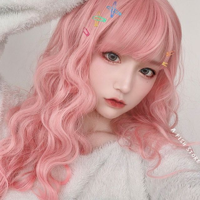 Với một chiếc tóc giả Anime màu hồng tươi sáng và nổi bật, cô gái trong bức ảnh sẽ mang đến cho bạn sự yêu kiều và độc đáo. Hãy chiêm ngưỡng những chi tiết tinh tế và sự mềm mại của tóc giả trong ảnh và cảm nhận sự độc đáo của sáng tạo.